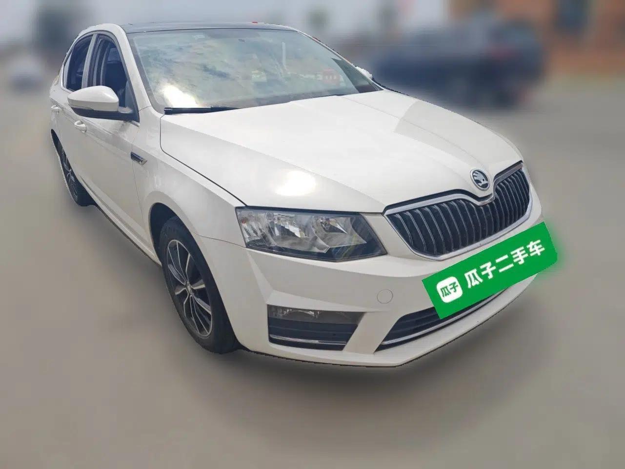 Skoda Octavia 2017 1.6L Manual Smart Drive Edition — миниатюра 3