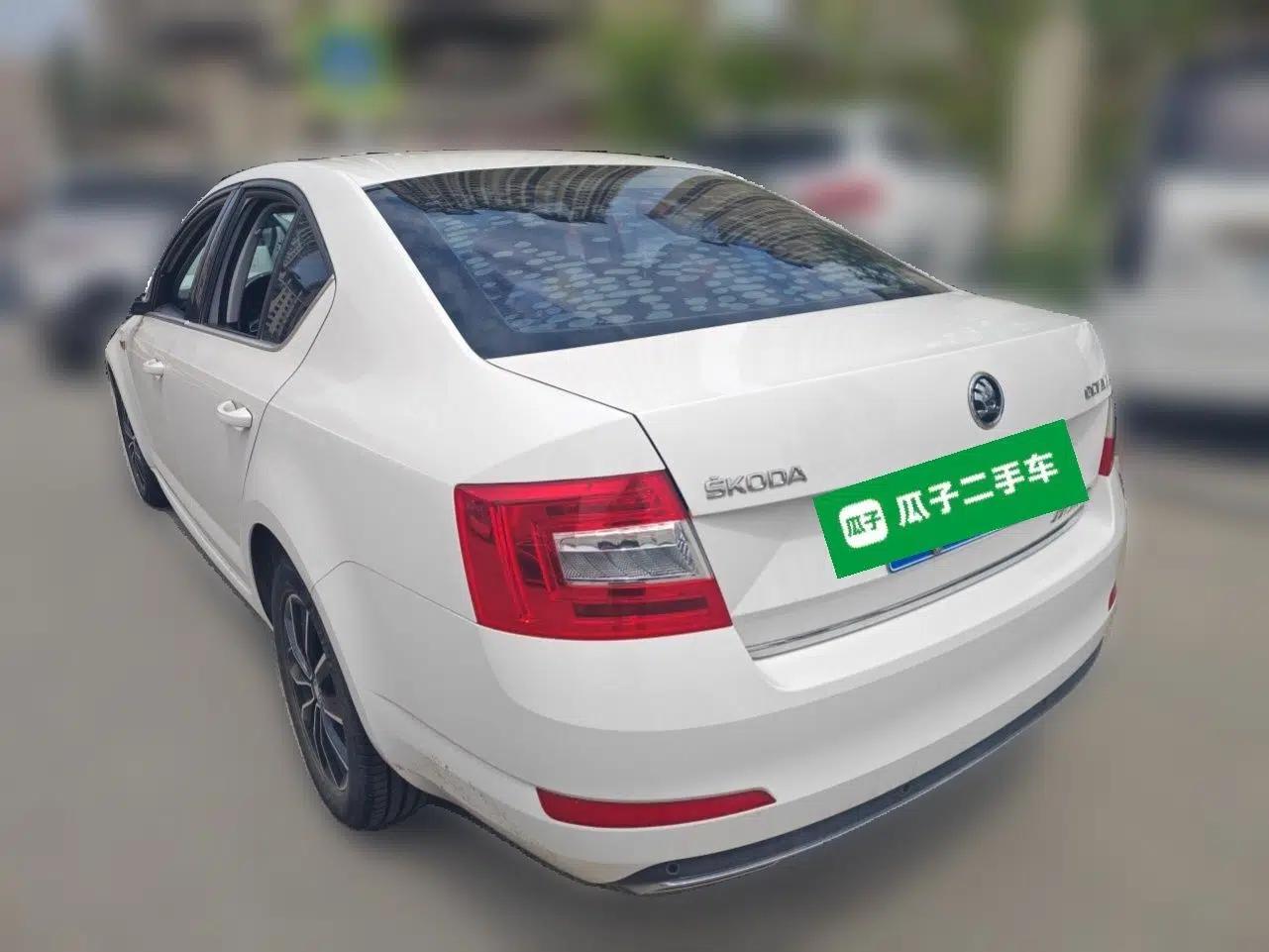 Skoda Octavia 2017 1.6L Manual Smart Drive Edition — миниатюра 4