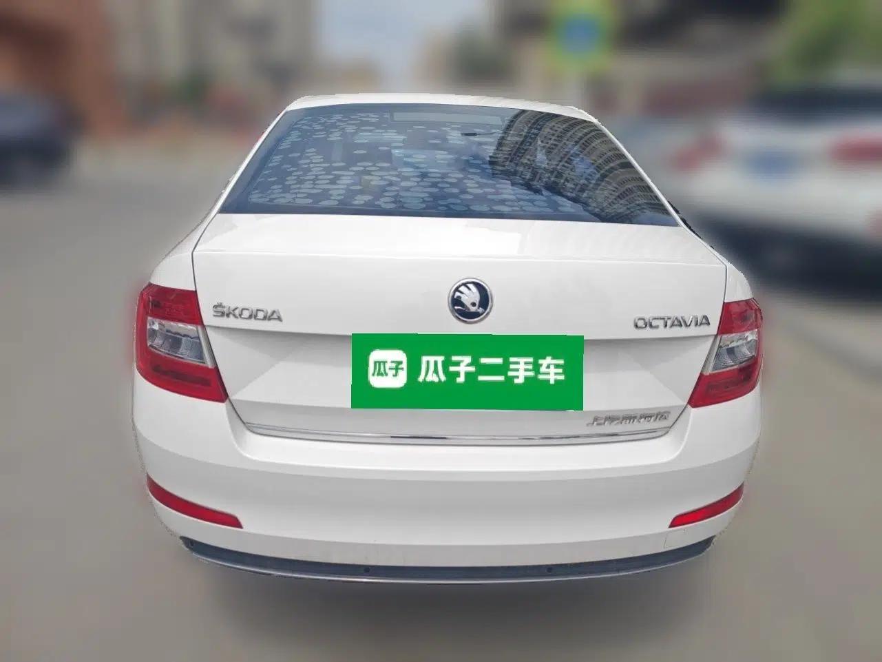 Skoda Octavia 2017 1.6L Manual Smart Drive Edition — миниатюра 5