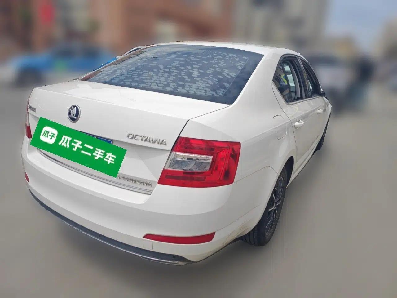 Skoda Octavia 2017 1.6L Manual Smart Drive Edition — миниатюра 6