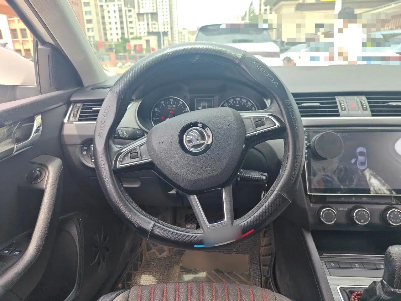Skoda Octavia 2017 1.6L Manual Smart Drive Edition — миниатюра 10