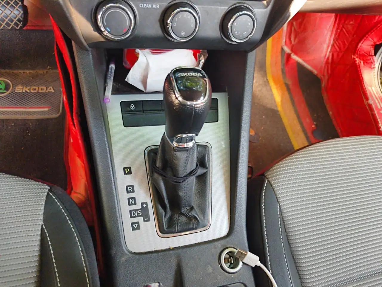 Skoda Octavia 2016 1.6L Automatic Chuanxing Edition — миниатюра 14