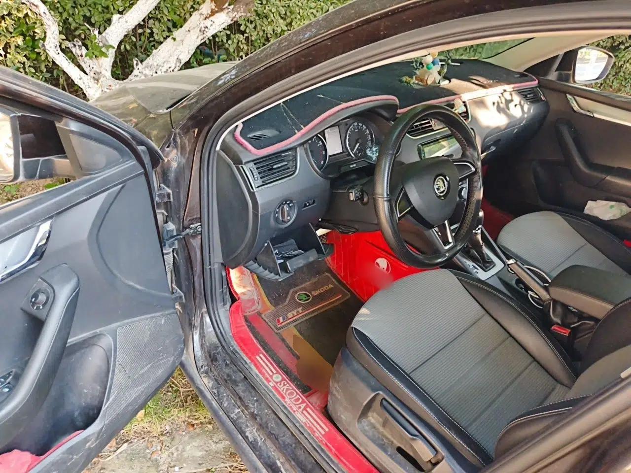 Skoda Octavia 2016 1.6L Automatic Chuanxing Edition — миниатюра 16