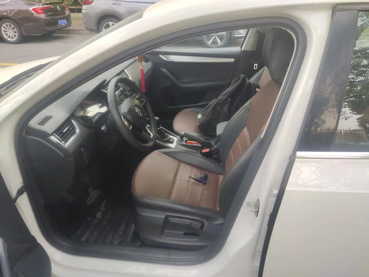 Skoda Octavia 2017 1.6L Automatic Chuanxing Edition — миниатюра 12