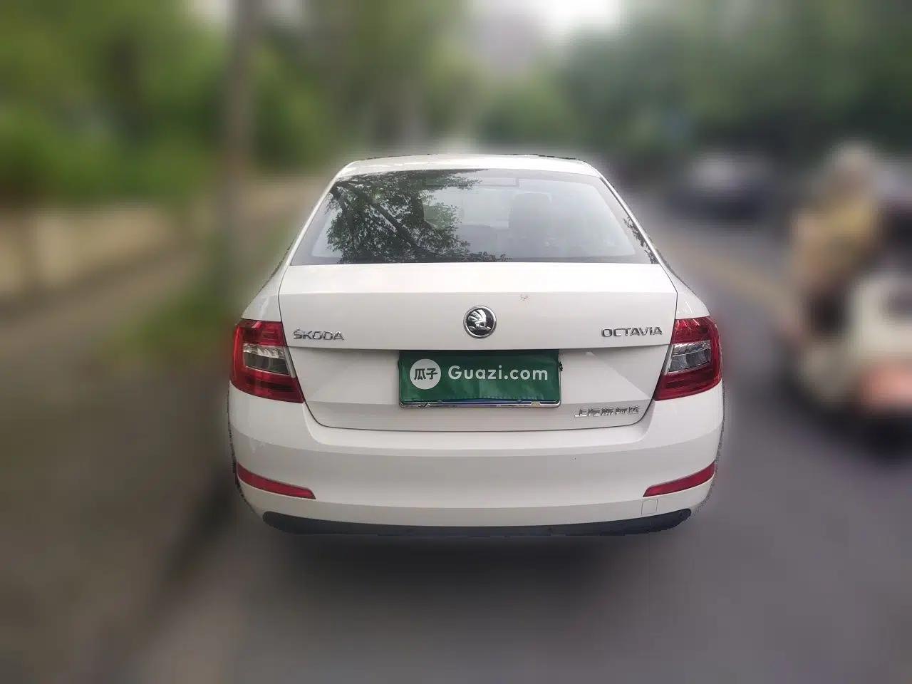 Skoda Octavia 2017 1.6L Automatic Chuanxing Edition — миниатюра 3