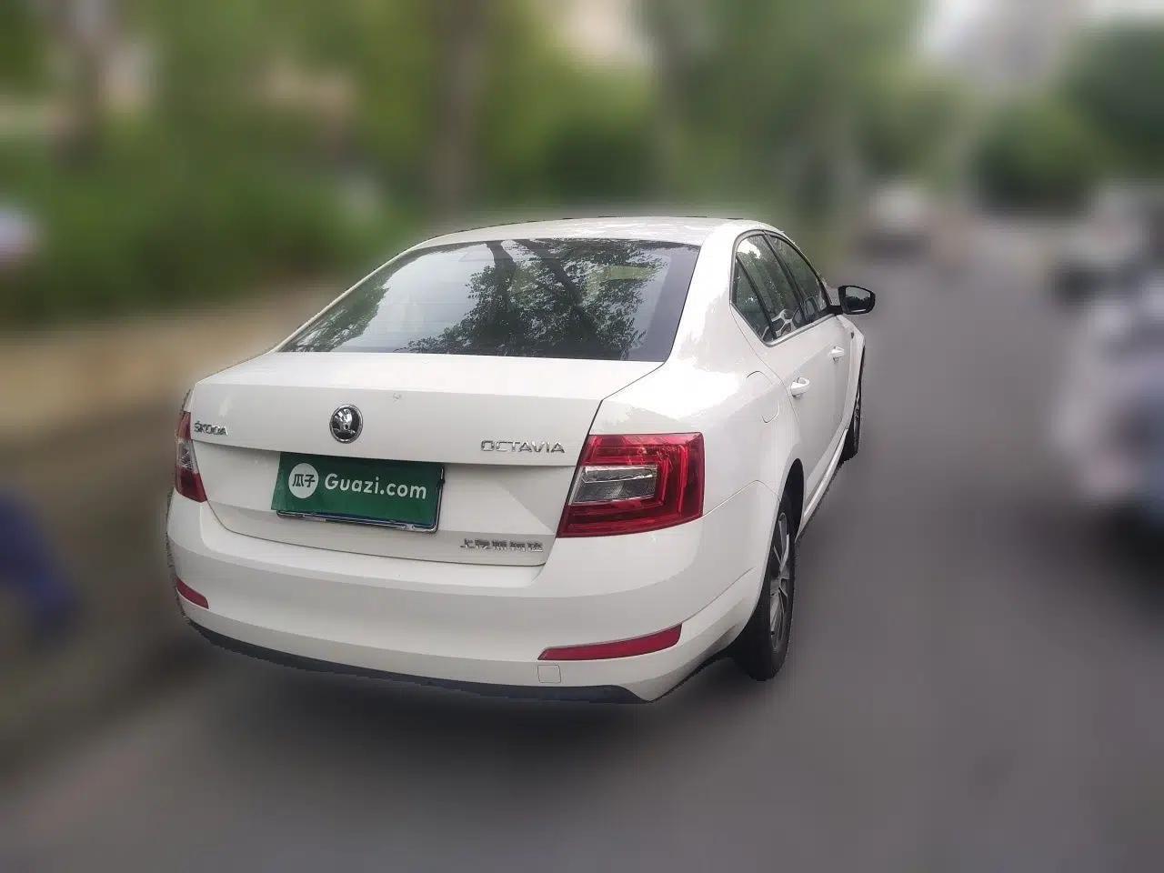 Skoda Octavia 2017 1.6L Automatic Chuanxing Edition — миниатюра 4