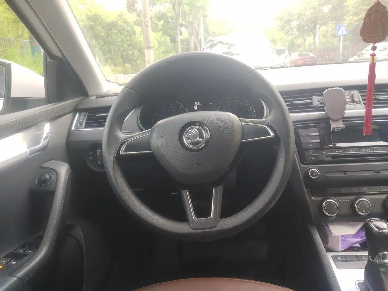 Skoda Octavia 2017 1.6L Automatic Chuanxing Edition — миниатюра 7