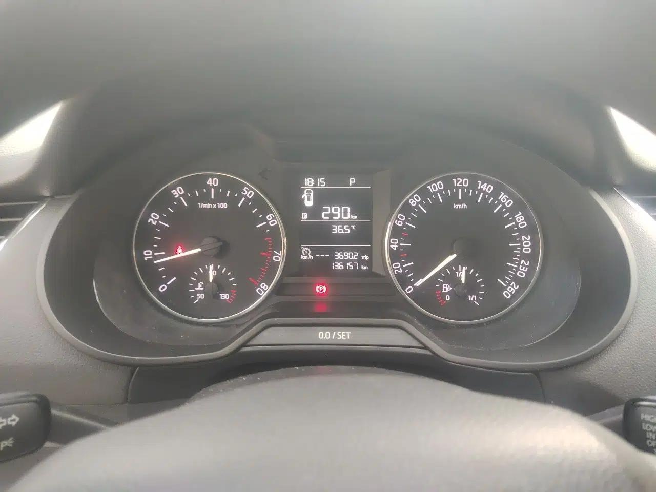 Skoda Octavia 2017 1.6L Automatic Chuanxing Edition — миниатюра 8