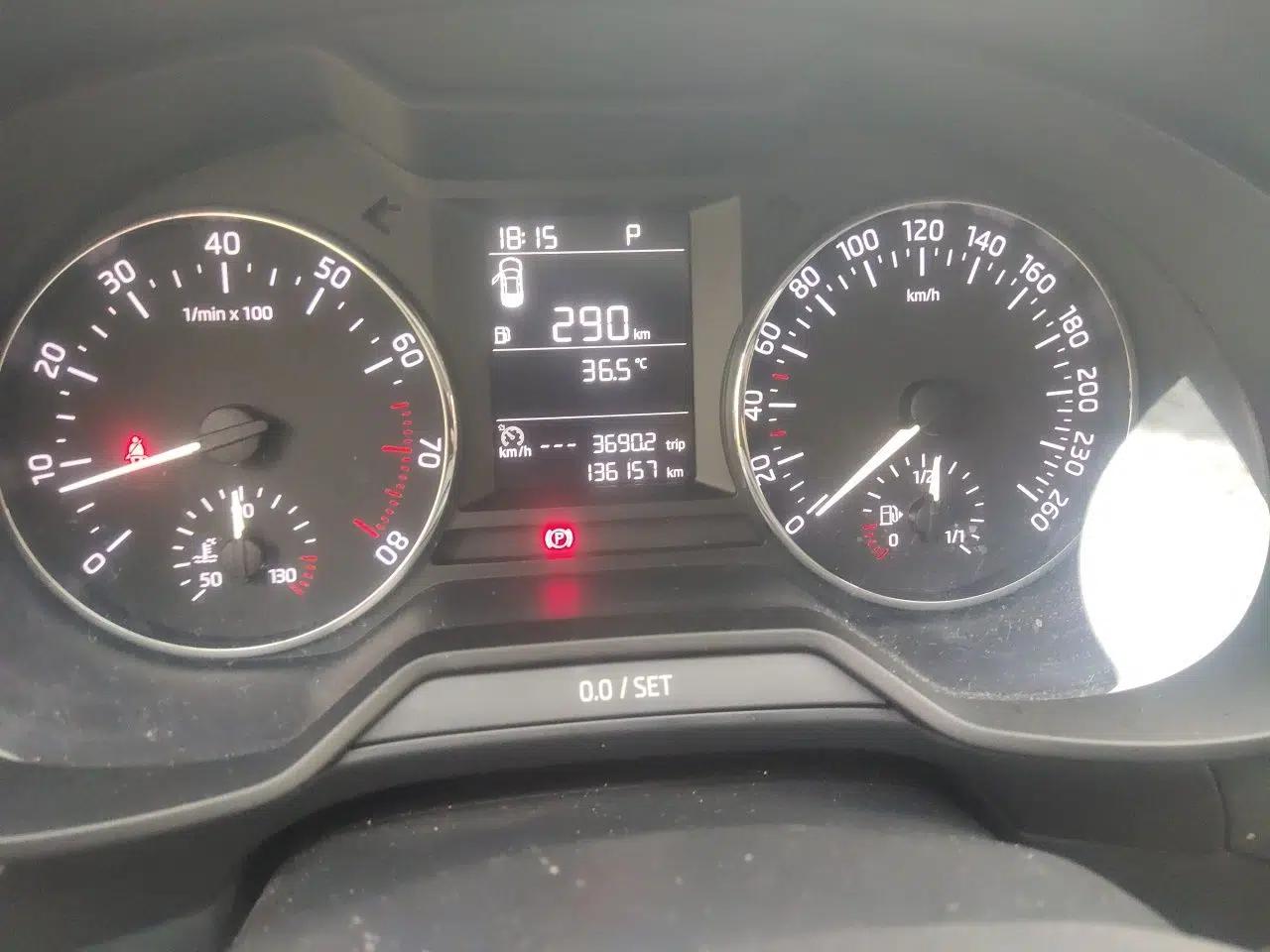 Skoda Octavia 2017 1.6L Automatic Chuanxing Edition — миниатюра 9