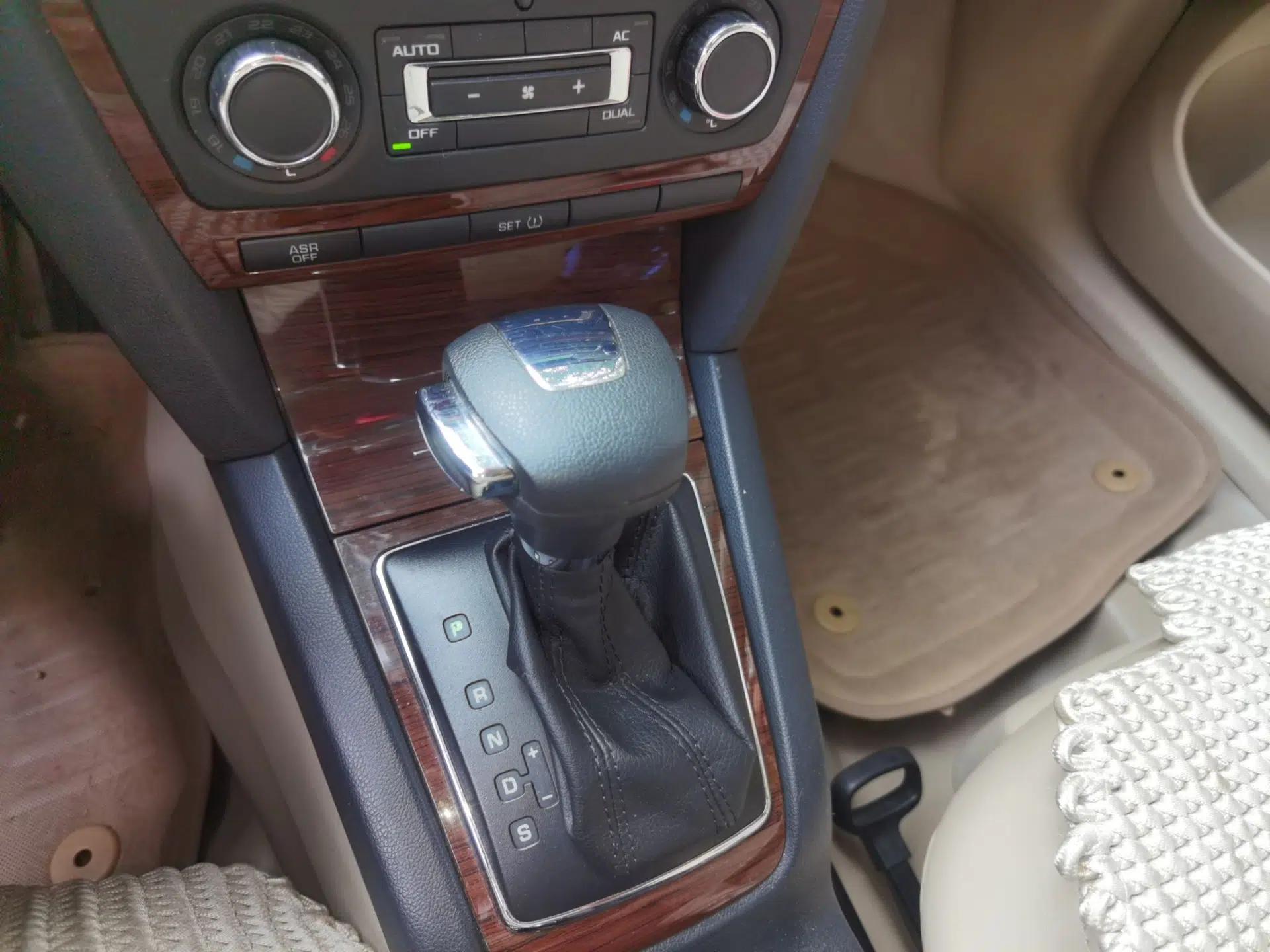 Skoda Octavia 2013 1.6L Automatic Yijun Edition — миниатюра 14