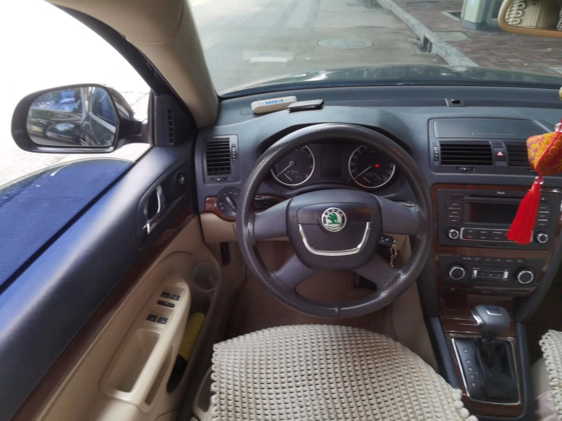Skoda Octavia 2013 1.6L Automatic Yijun Edition — миниатюра 10