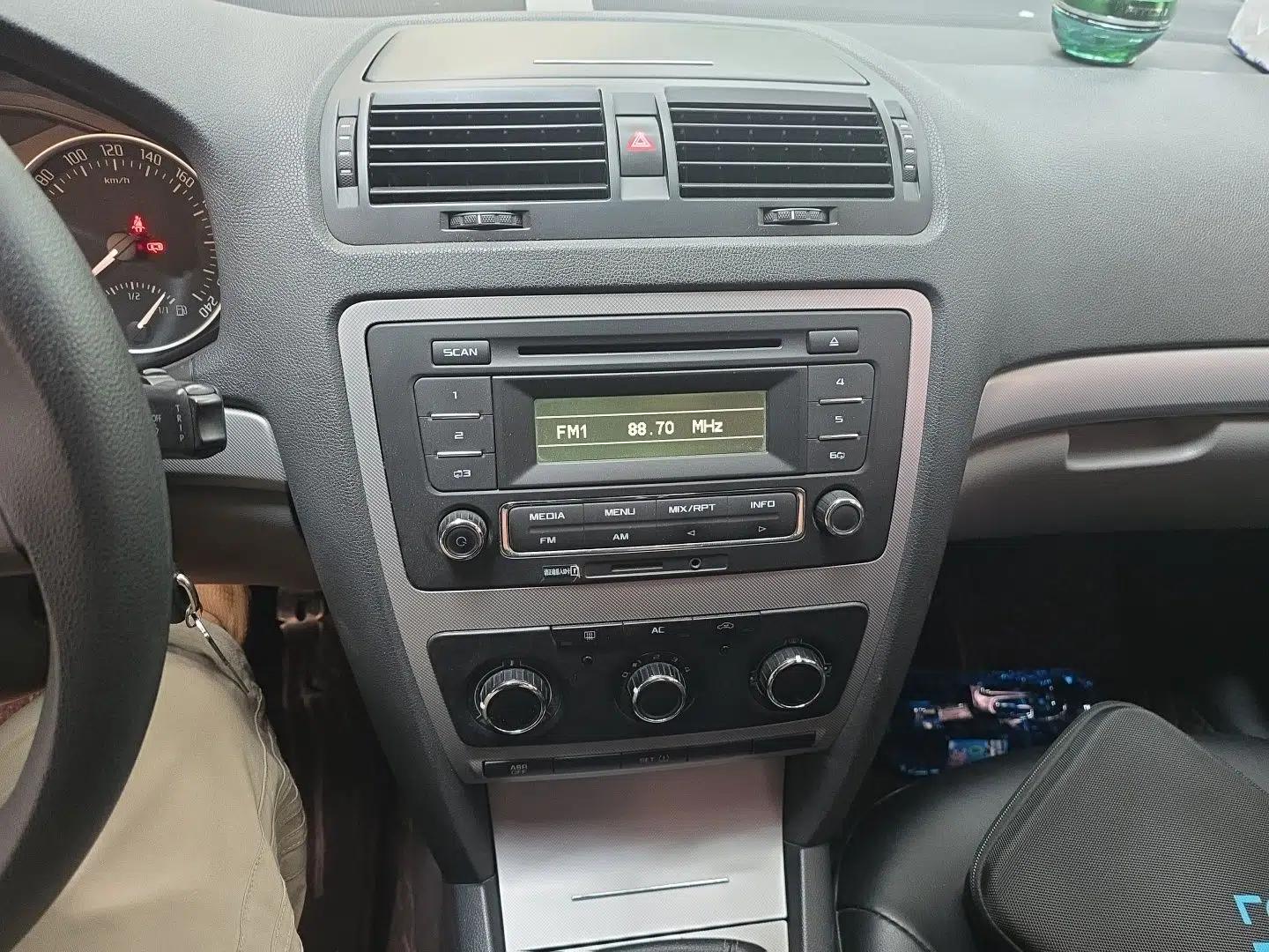 Skoda Octavia 2014 1.6L Manual Yijie Edition — миниатюра 13