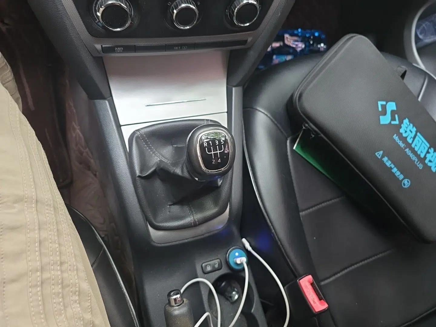 Skoda Octavia 2014 1.6L Manual Yijie Edition — миниатюра 14