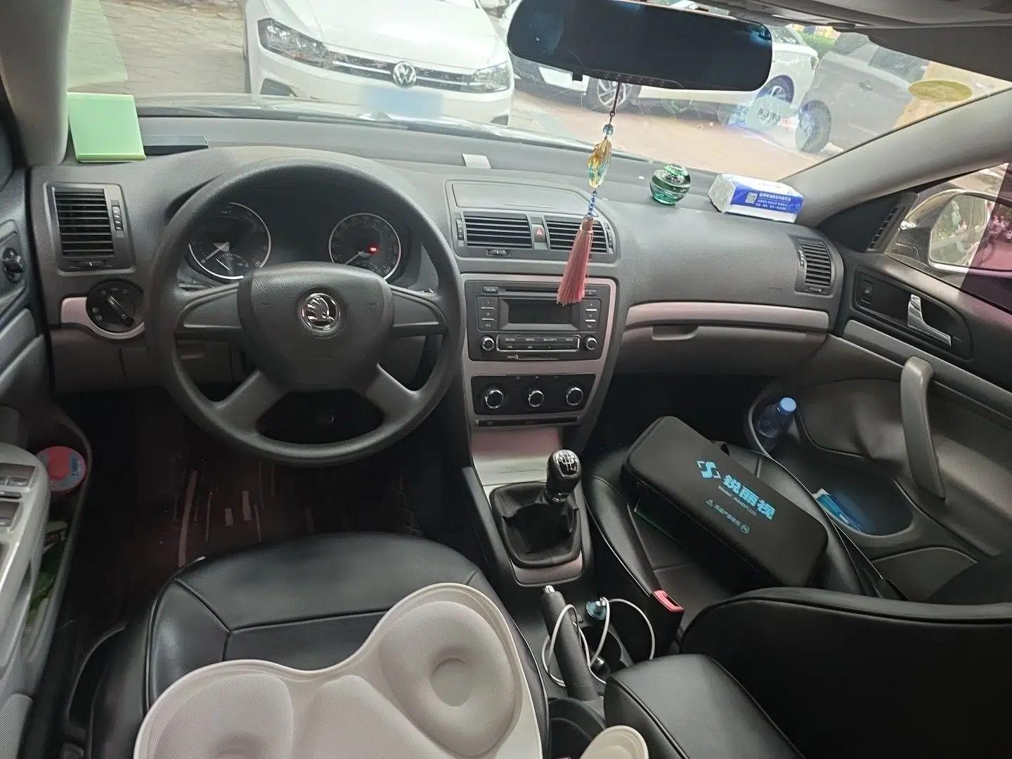 Skoda Octavia 2014 1.6L Manual Yijie Edition — миниатюра 9