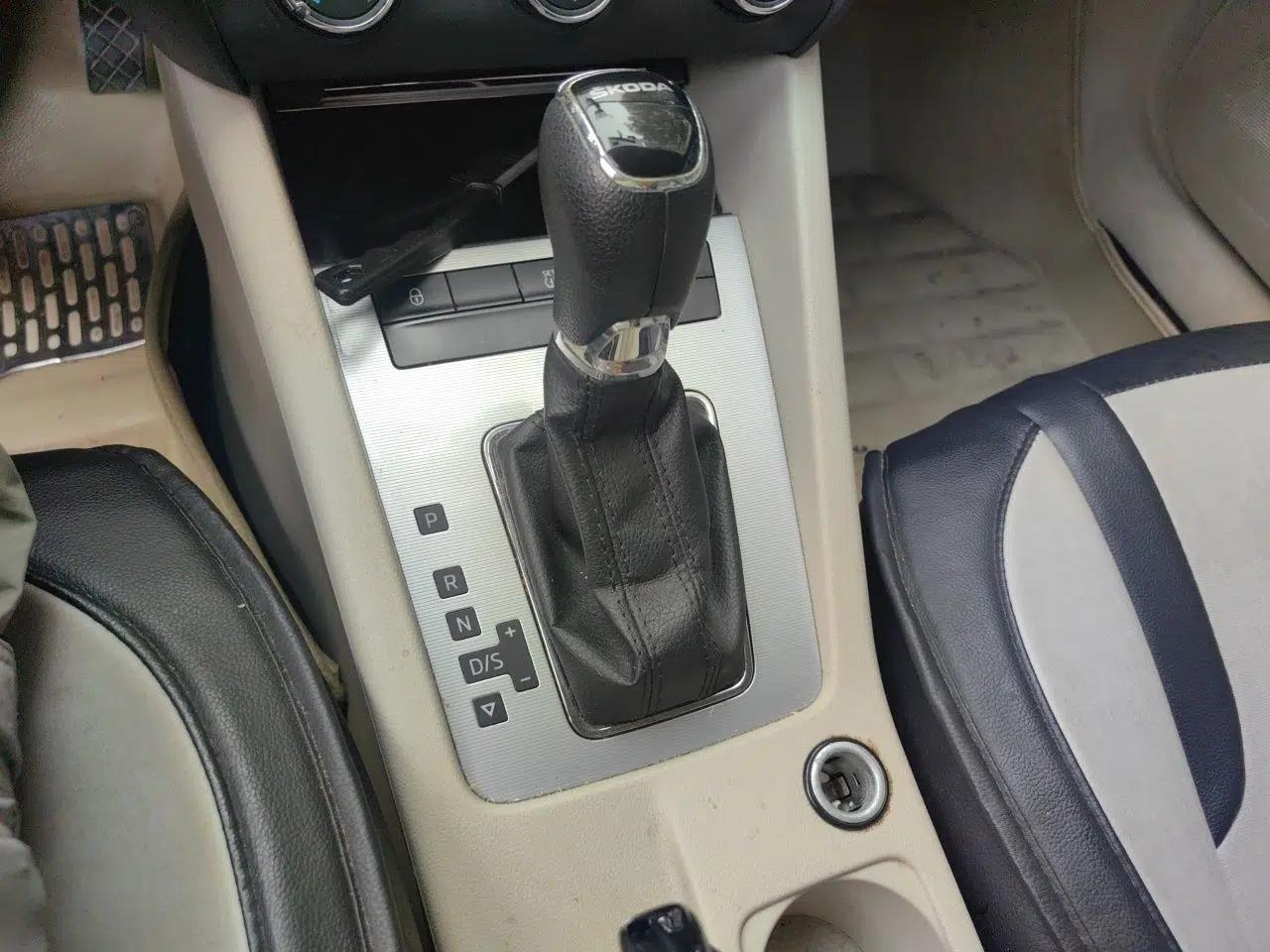 Skoda Octavia 2015 1.6L Automatic Eado Edition — миниатюра 14