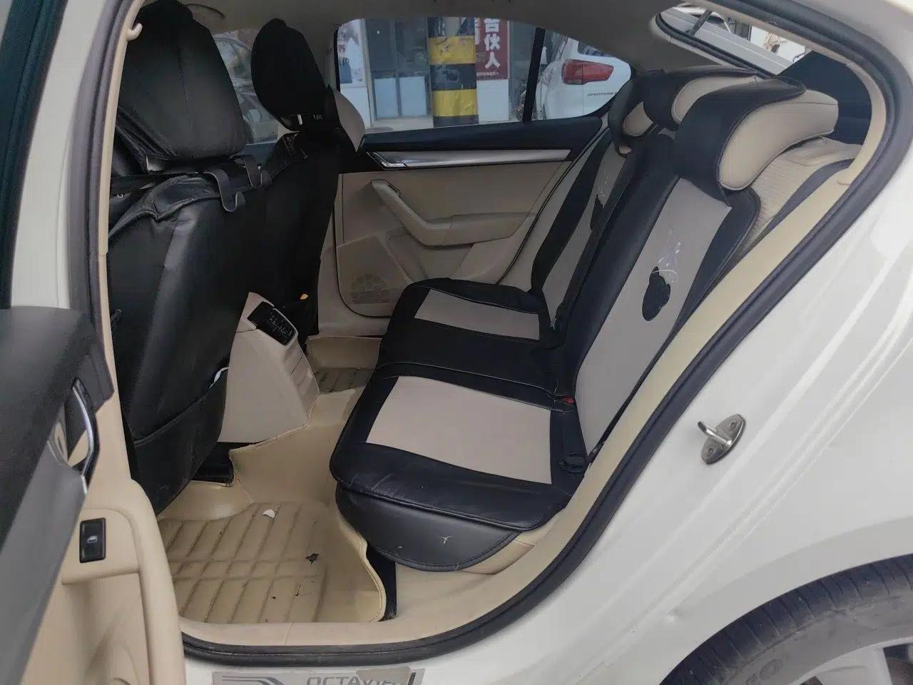 Skoda Octavia 2015 1.6L Automatic Eado Edition — миниатюра 17