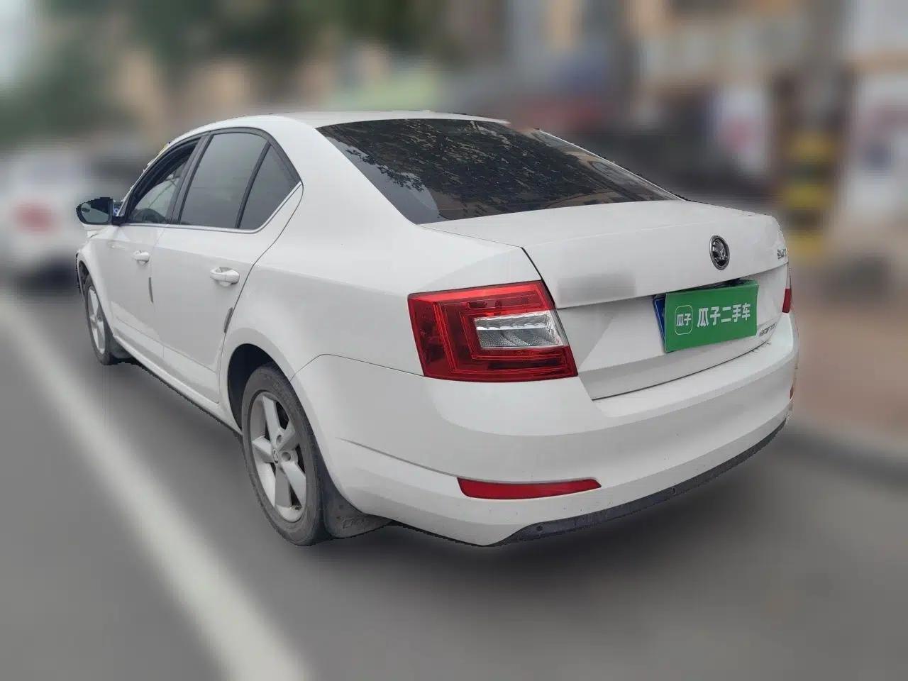 Skoda Octavia 2015 1.6L Automatic Eado Edition — миниатюра 4