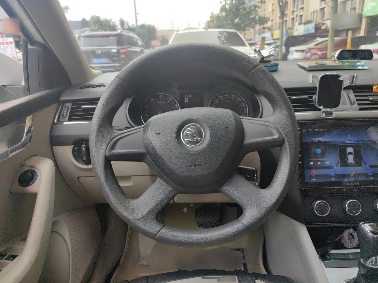 Skoda Octavia 2015 1.6L Automatic Eado Edition — миниатюра 10