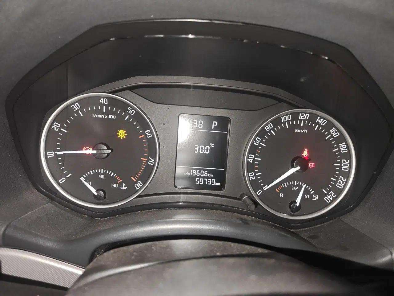 Skoda Octavia 2014 1.6L Automatic Yijie Edition — миниатюра 11