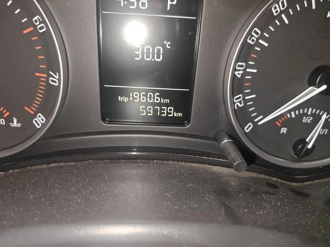 Skoda Octavia 2014 1.6L Automatic Yijie Edition — миниатюра 12