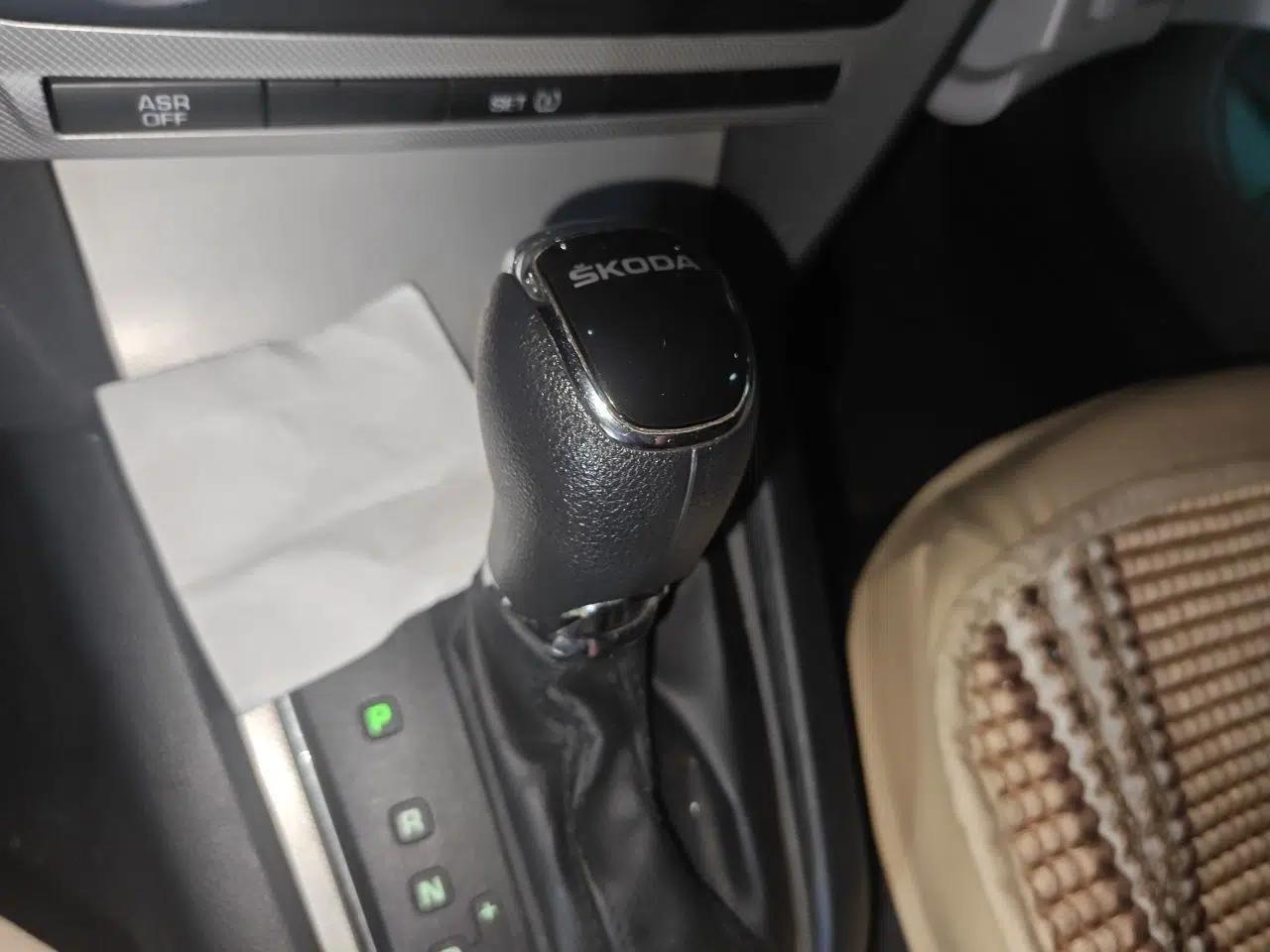 Skoda Octavia 2014 1.6L Automatic Yijie Edition — миниатюра 14