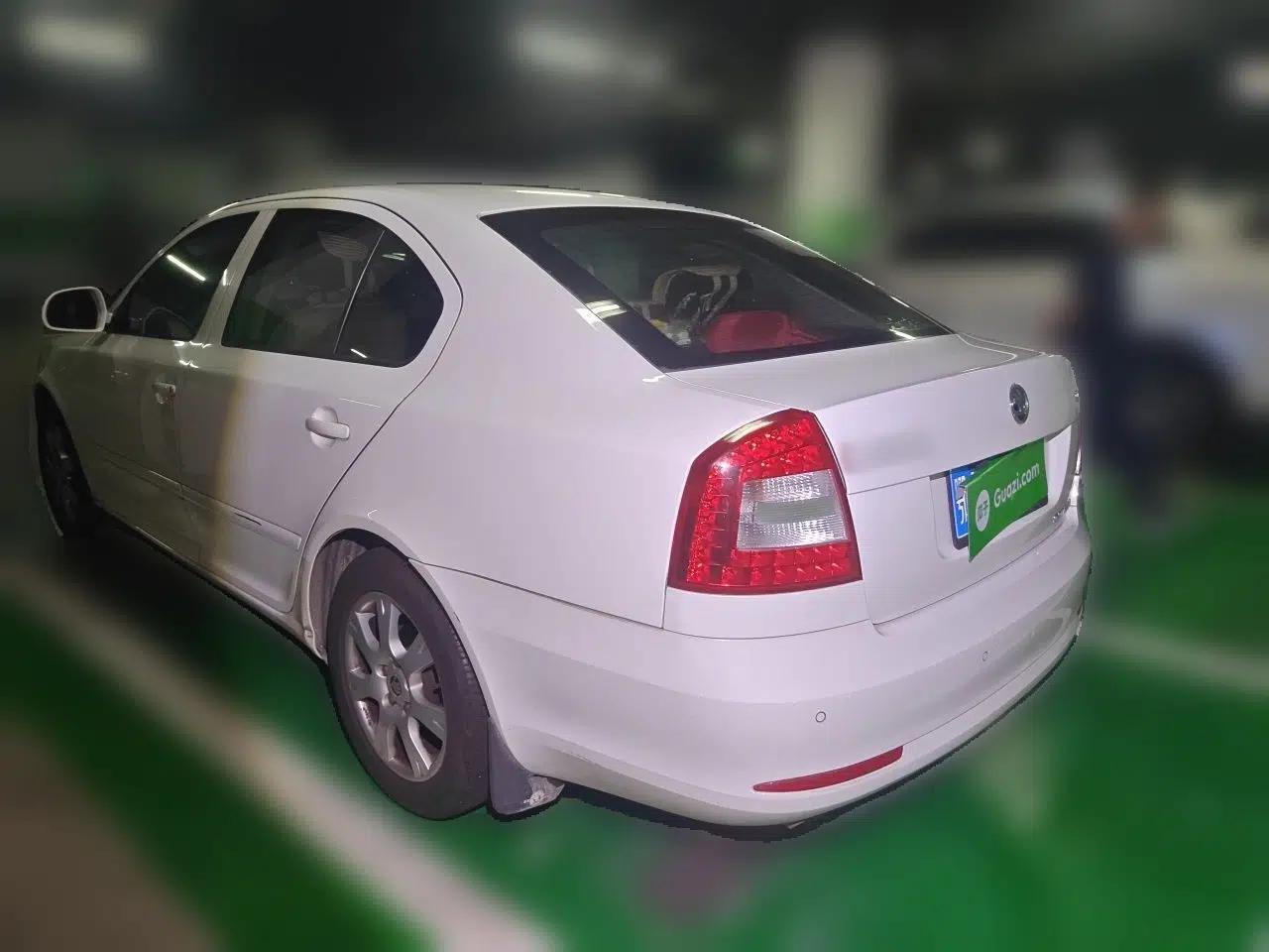Skoda Octavia 2014 1.6L Automatic Yijie Edition — миниатюра 4