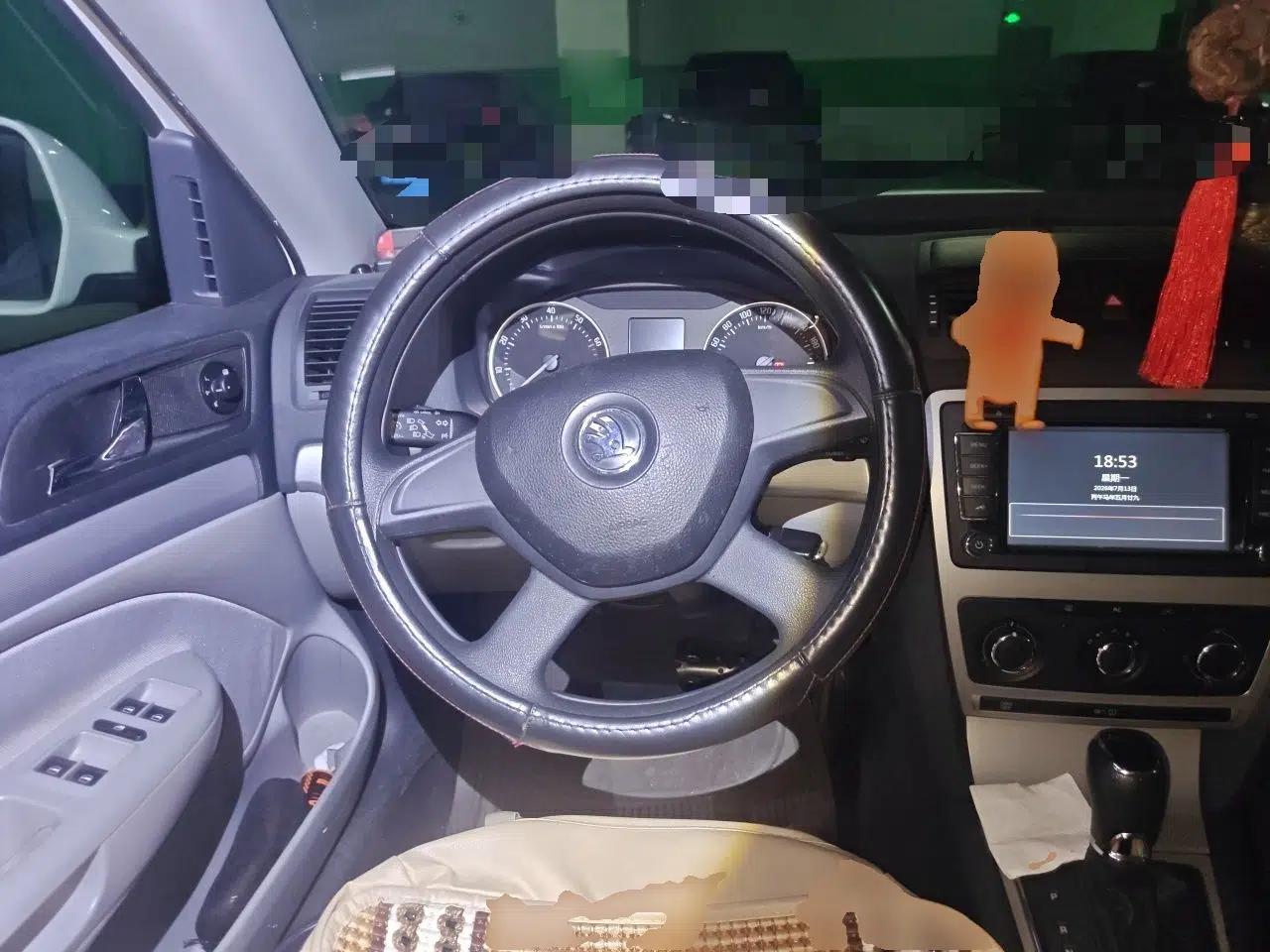 Skoda Octavia 2014 1.6L Automatic Yijie Edition — миниатюра 10