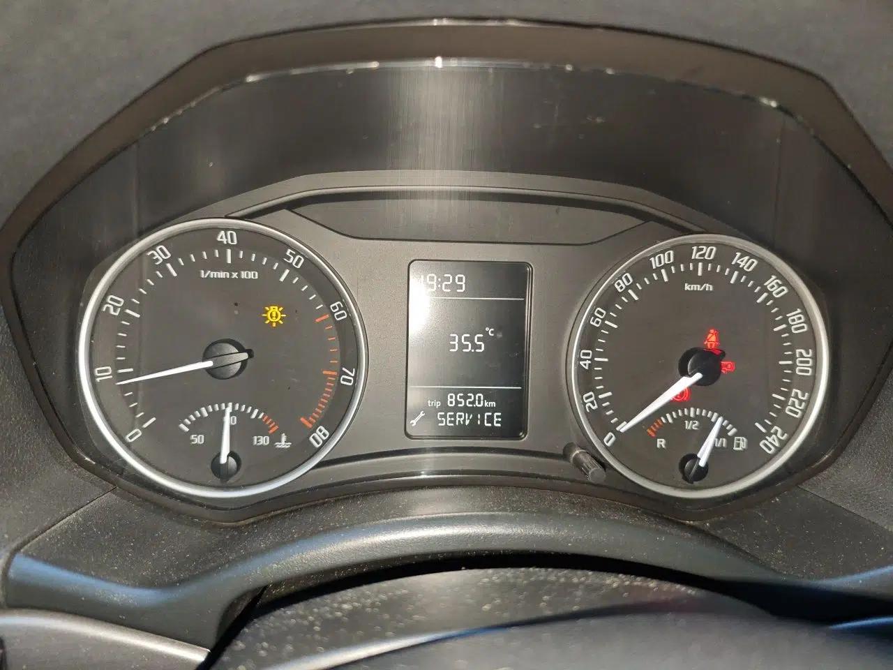 Skoda Octavia 2012 1.6L Manual Eado Edition — миниатюра 11