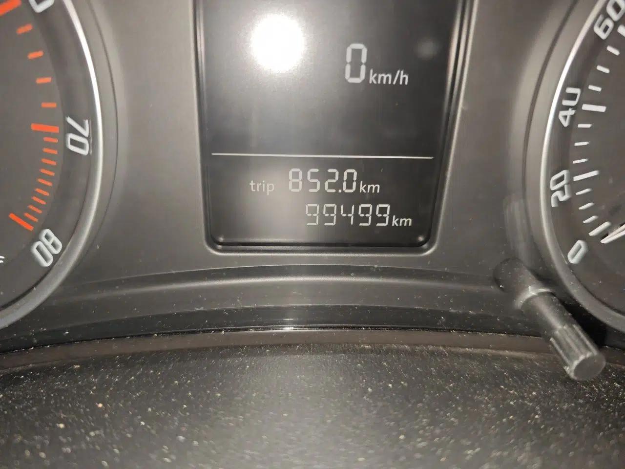 Skoda Octavia 2012 1.6L Manual Eado Edition — миниатюра 12