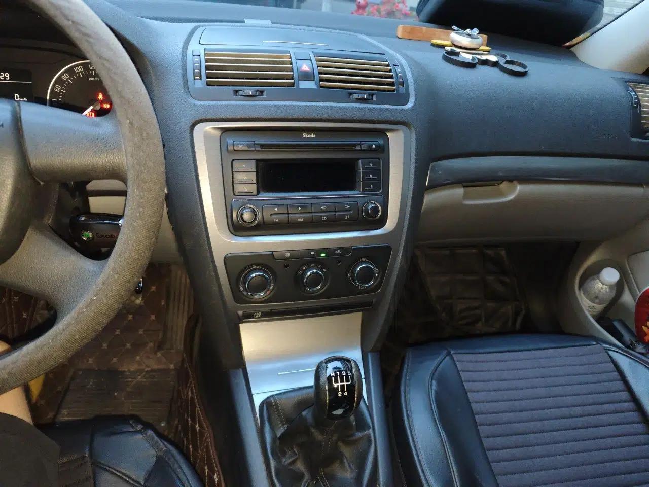 Skoda Octavia 2012 1.6L Manual Eado Edition — миниатюра 13