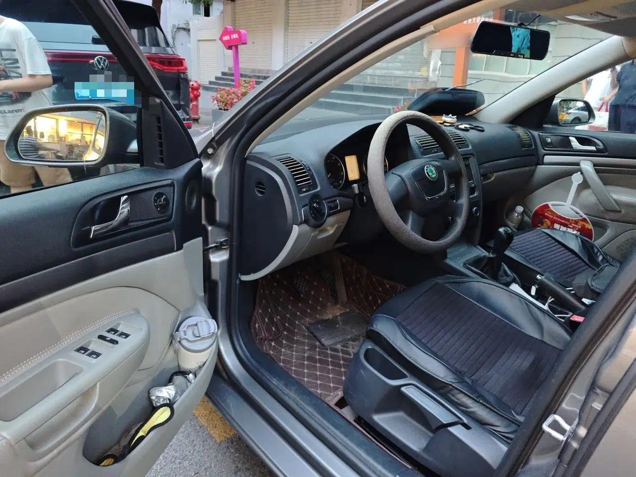 Skoda Octavia 2012 1.6L Manual Eado Edition — миниатюра 16
