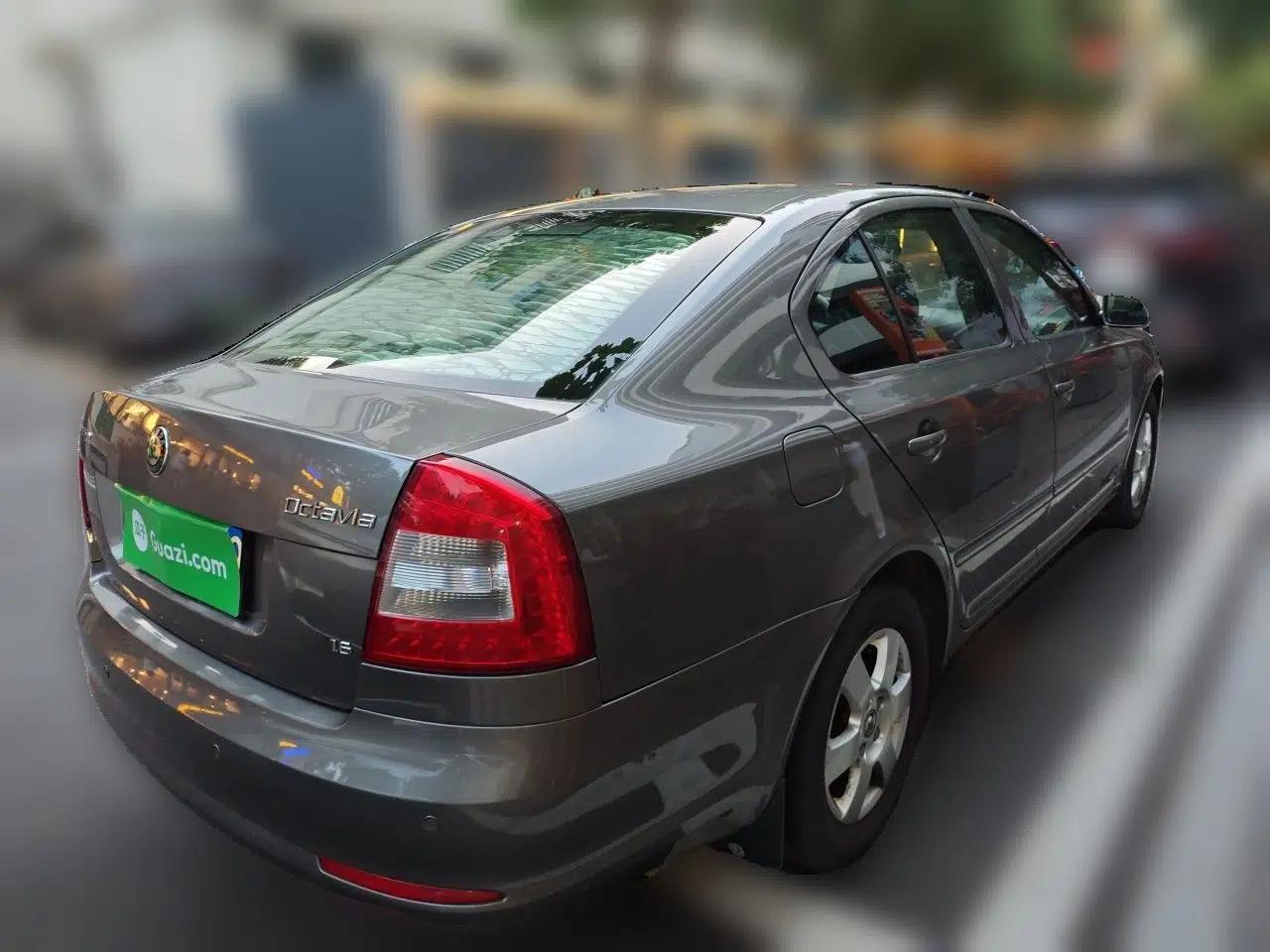 Skoda Octavia 2012 1.6L Manual Eado Edition — миниатюра 6