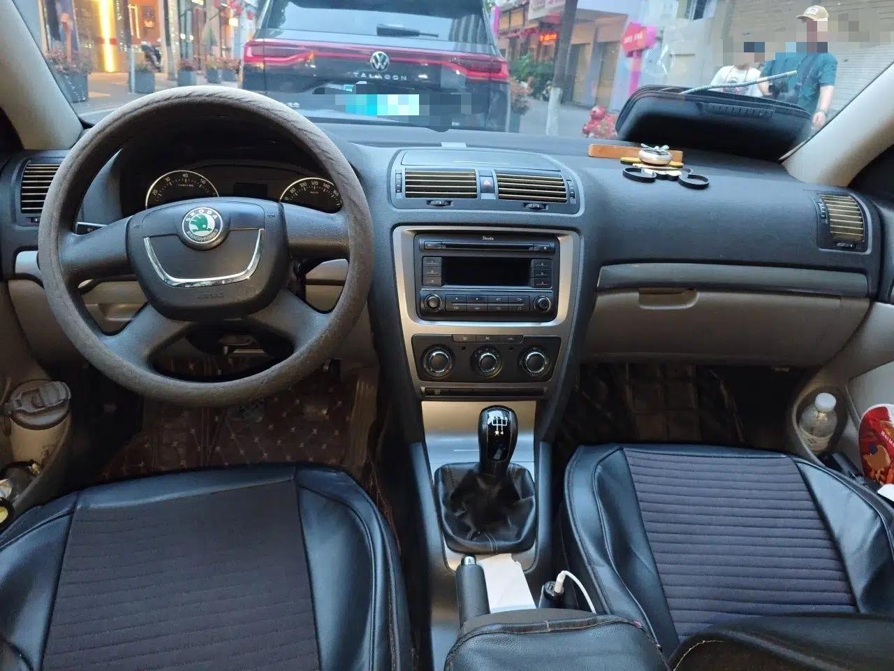 Skoda Octavia 2012 1.6L Manual Eado Edition — миниатюра 9