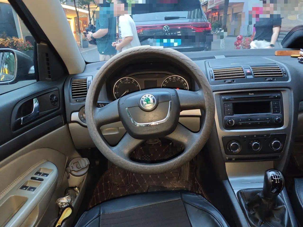 Skoda Octavia 2012 1.6L Manual Eado Edition — миниатюра 10