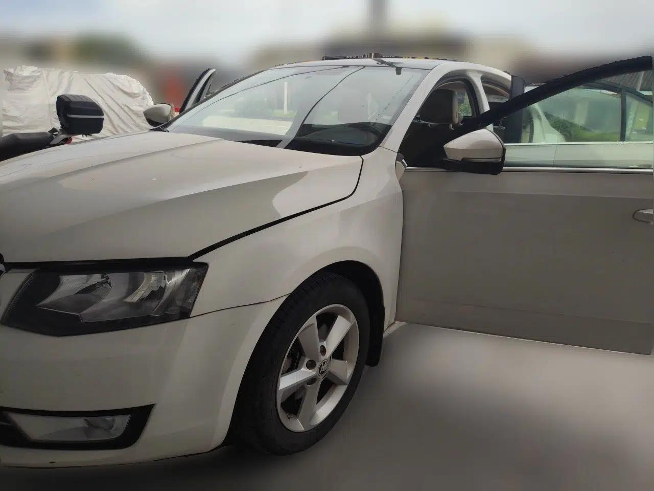 Skoda Octavia 2015 1.6L Automatic Yijun Edition — миниатюра 1