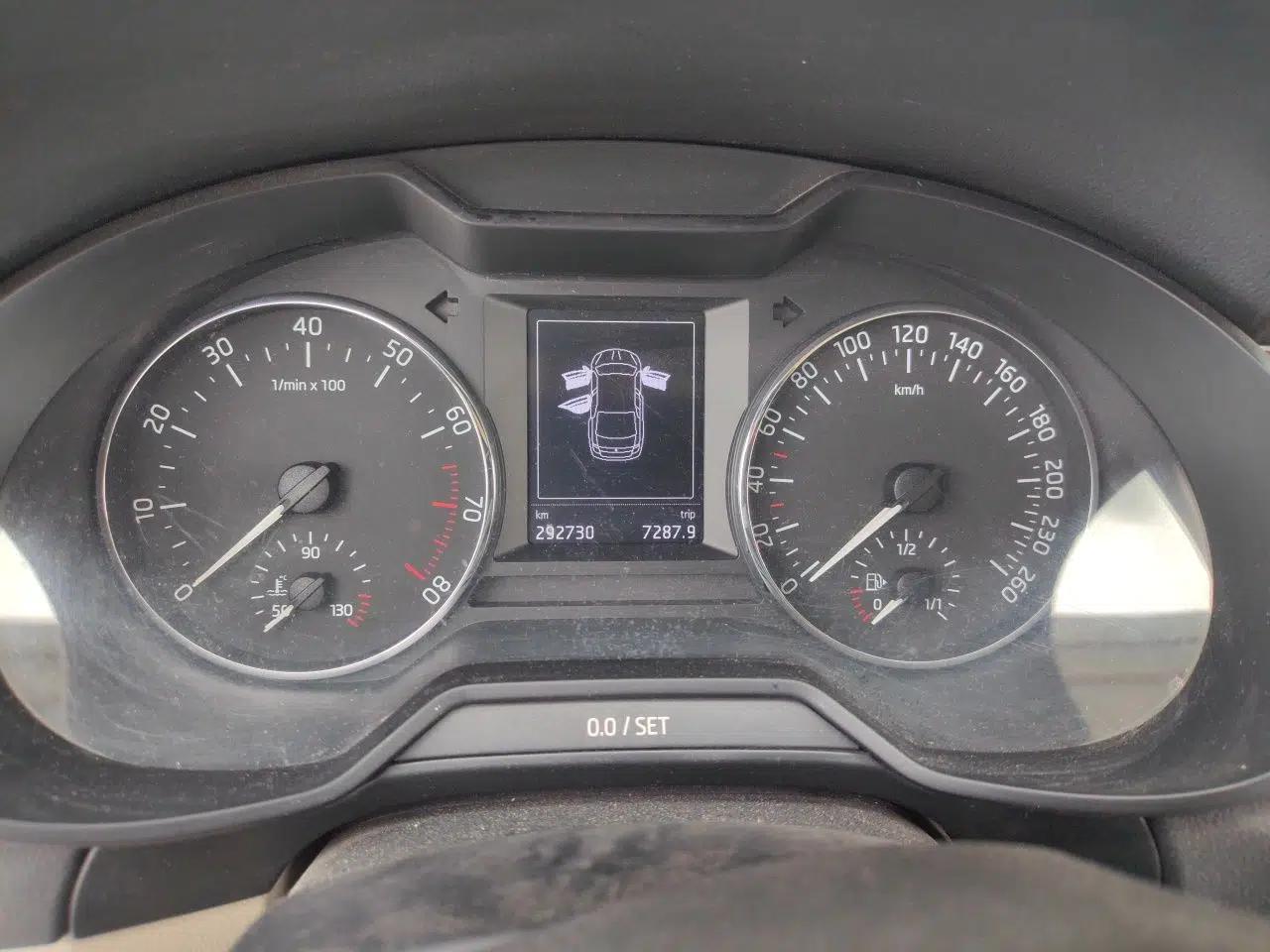 Skoda Octavia 2015 1.6L Automatic Yijun Edition — миниатюра 11