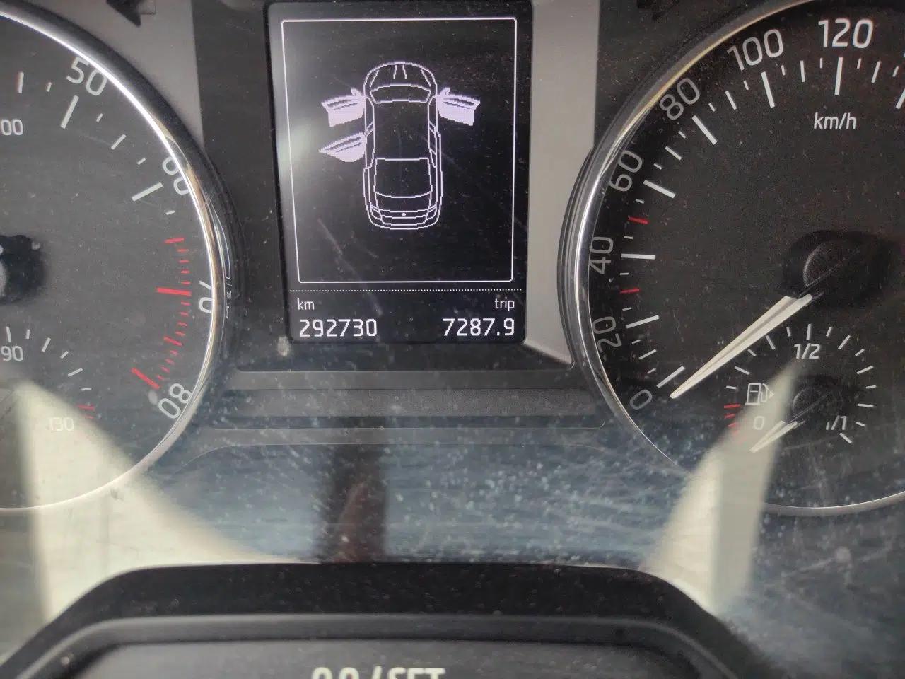 Skoda Octavia 2015 1.6L Automatic Yijun Edition — миниатюра 12