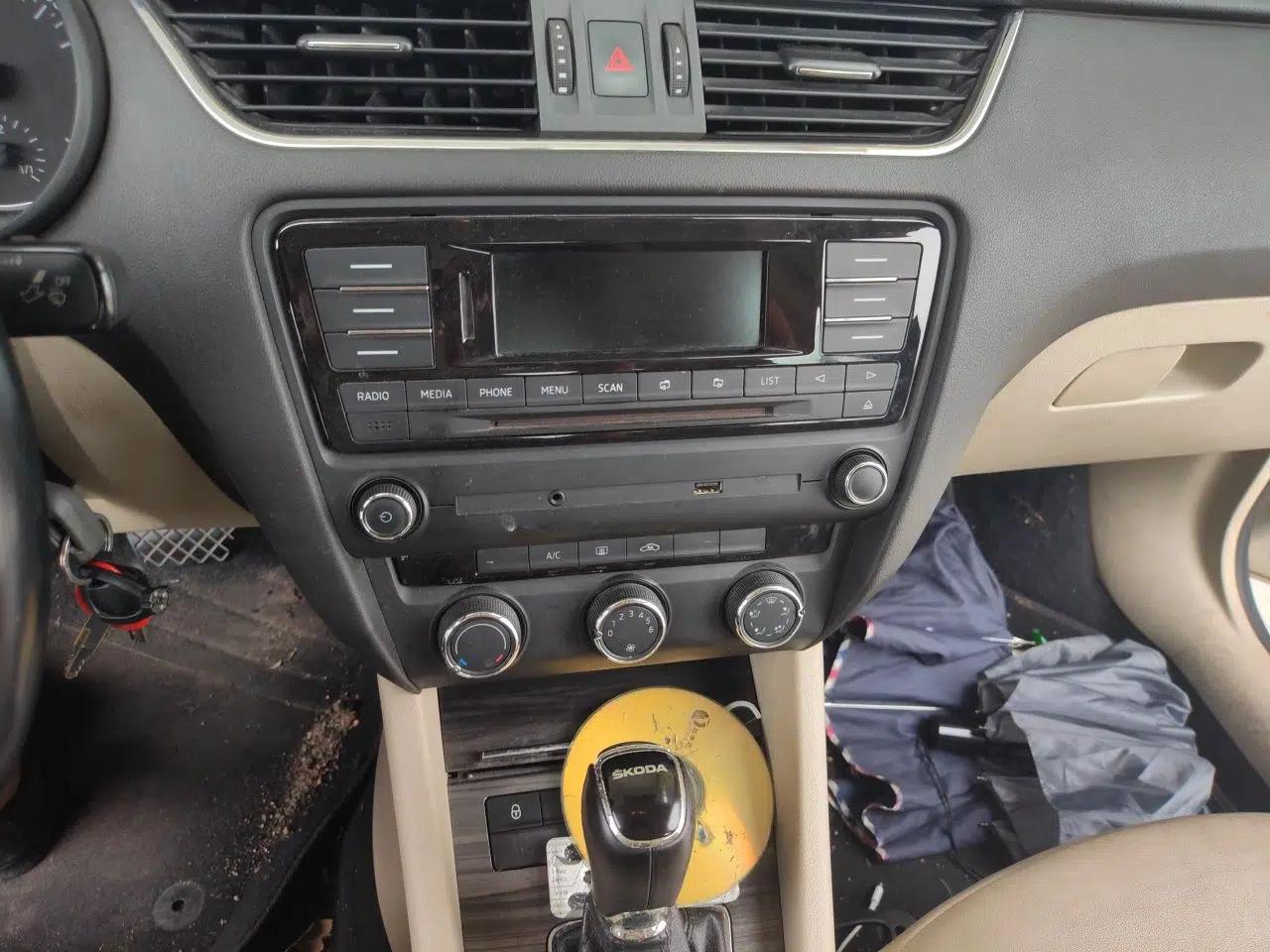 Skoda Octavia 2015 1.6L Automatic Yijun Edition — миниатюра 13