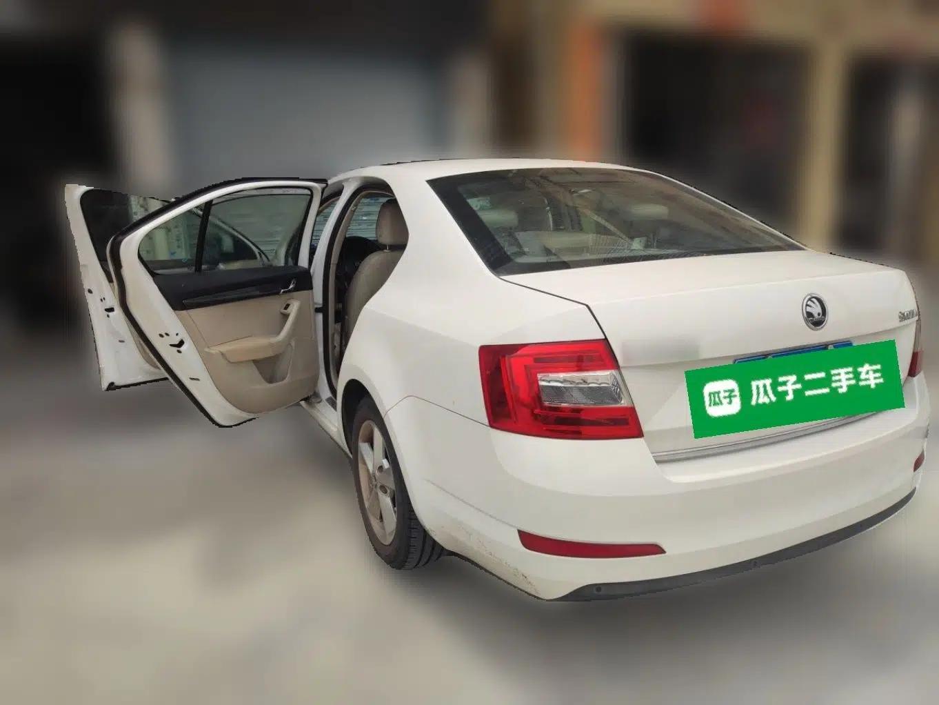 Skoda Octavia 2015 1.6L Automatic Yijun Edition — миниатюра 4