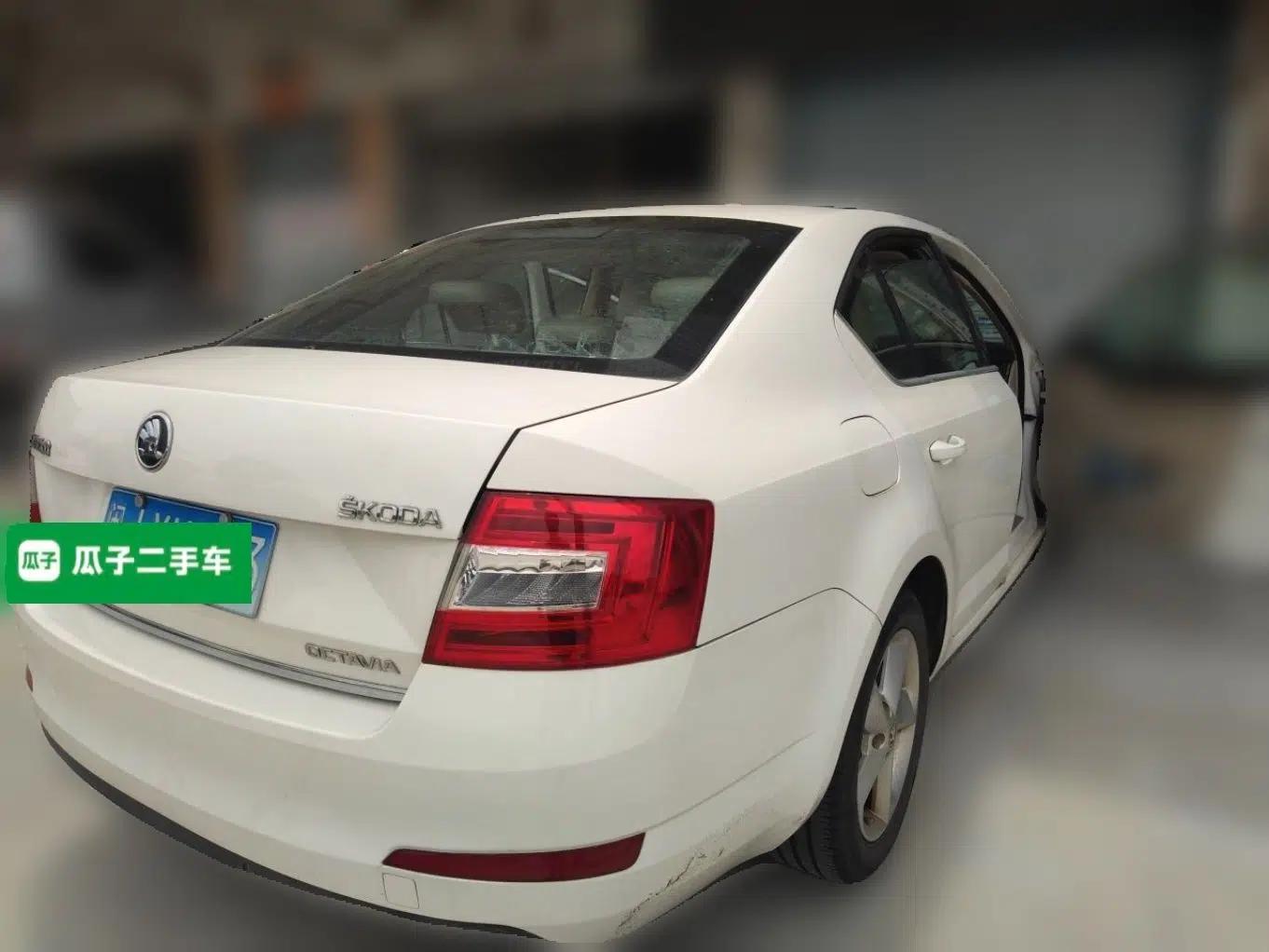 Skoda Octavia 2015 1.6L Automatic Yijun Edition — миниатюра 6