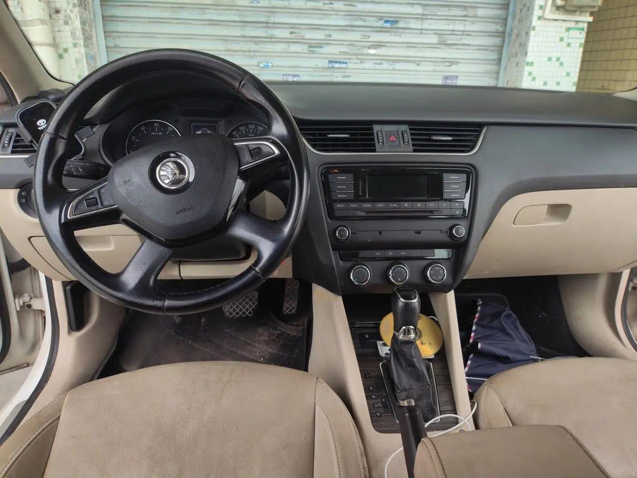 Skoda Octavia 2015 1.6L Automatic Yijun Edition — миниатюра 9