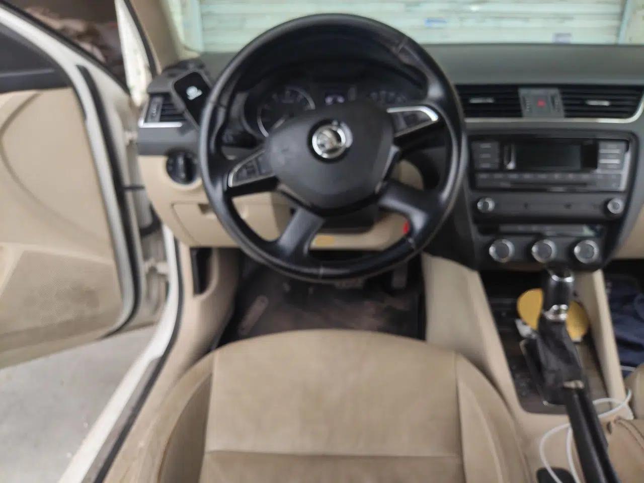 Skoda Octavia 2015 1.6L Automatic Yijun Edition — миниатюра 10
