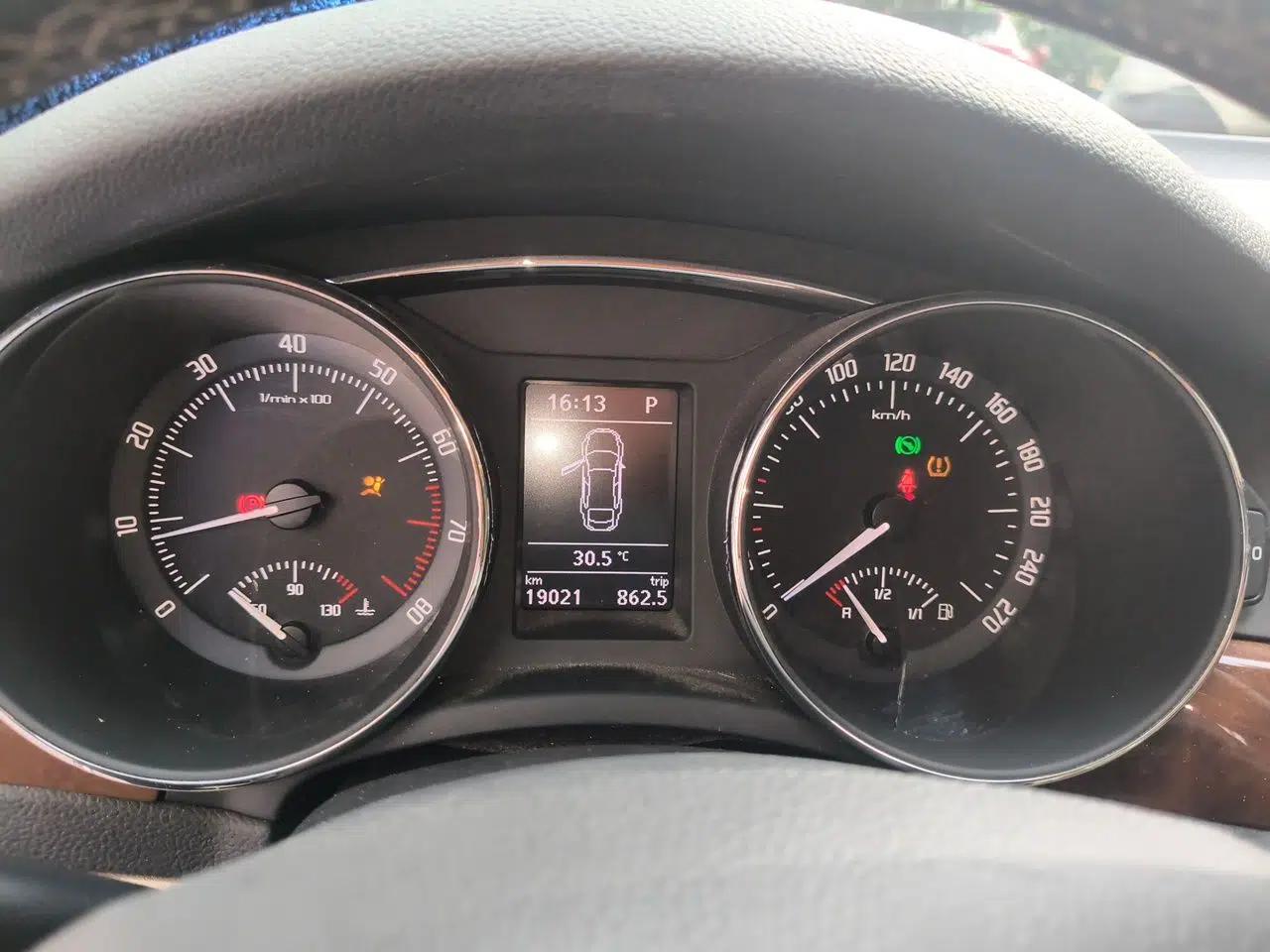 Skoda Superb 2013 1.8TSI Automatic Yashi Edition — миниатюра 11