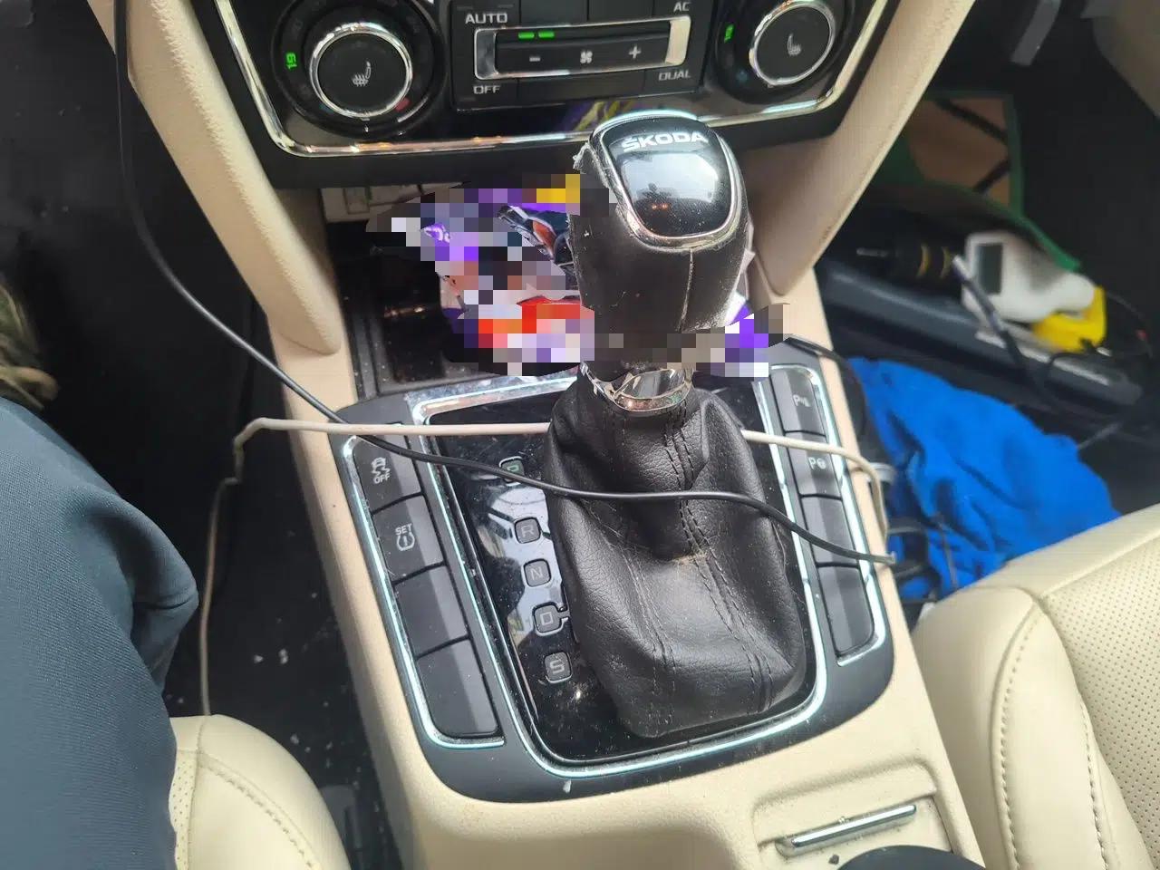 Skoda Superb 2013 1.8TSI Automatic Yashi Edition — миниатюра 14