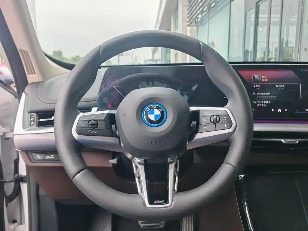 BMW iX1 2023 eDrive25L M Sport Package — миниатюра 11