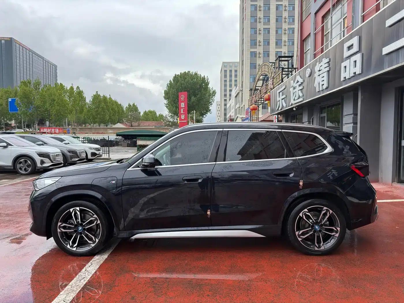 2023 BMW iX1 xDrive30L M Sport Package — миниатюра 3