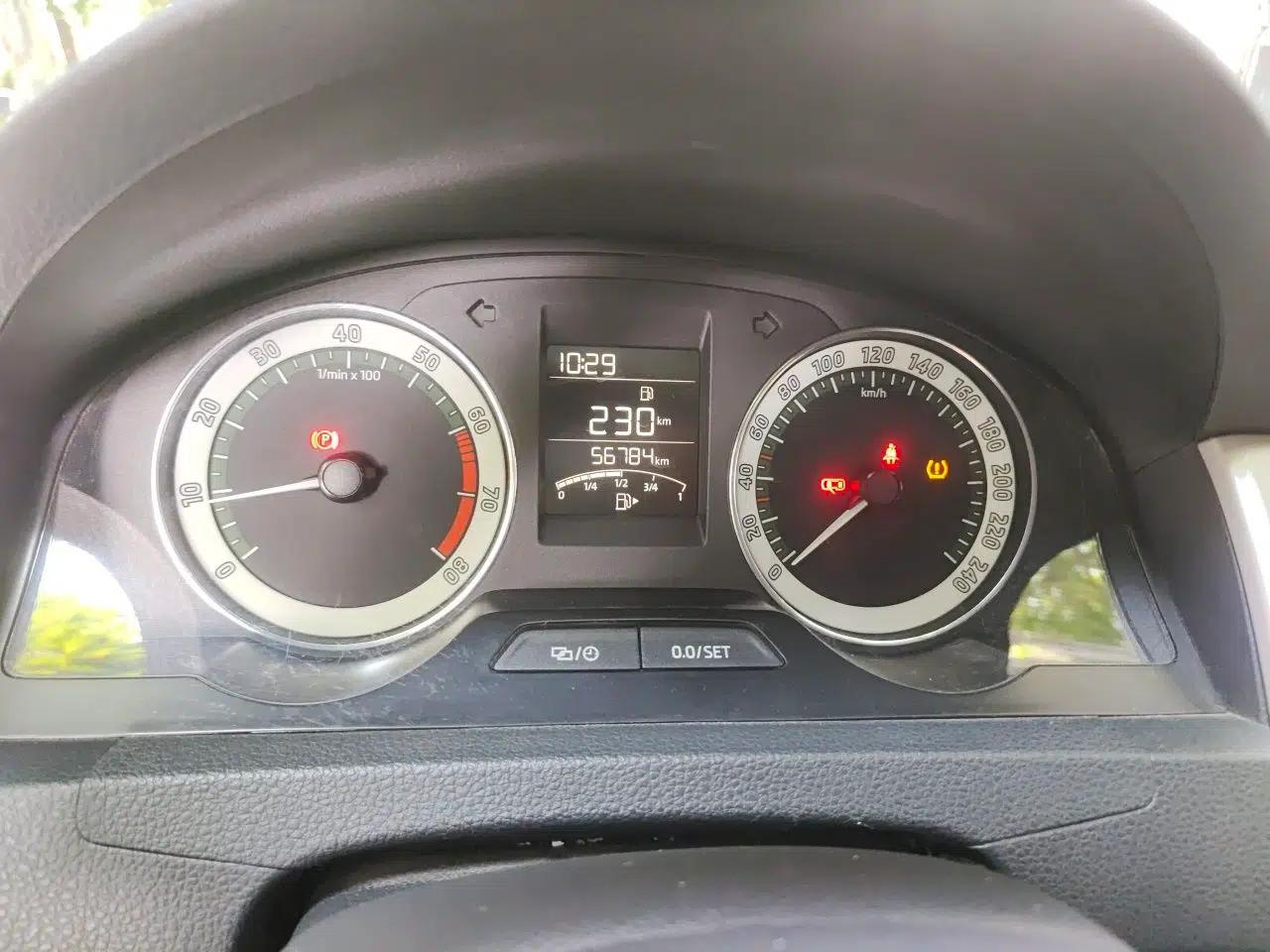 Skoda Rapid 2018 1.6L Manual Comfort Edition — миниатюра 11