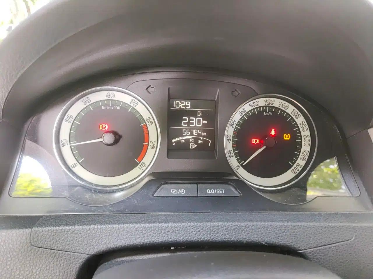 Skoda Rapid 2018 1.6L Manual Comfort Edition — миниатюра 12