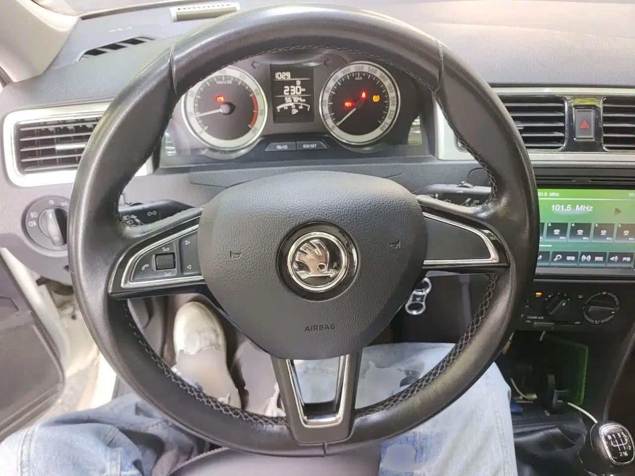 Skoda Rapid 2018 1.6L Manual Comfort Edition — миниатюра 10