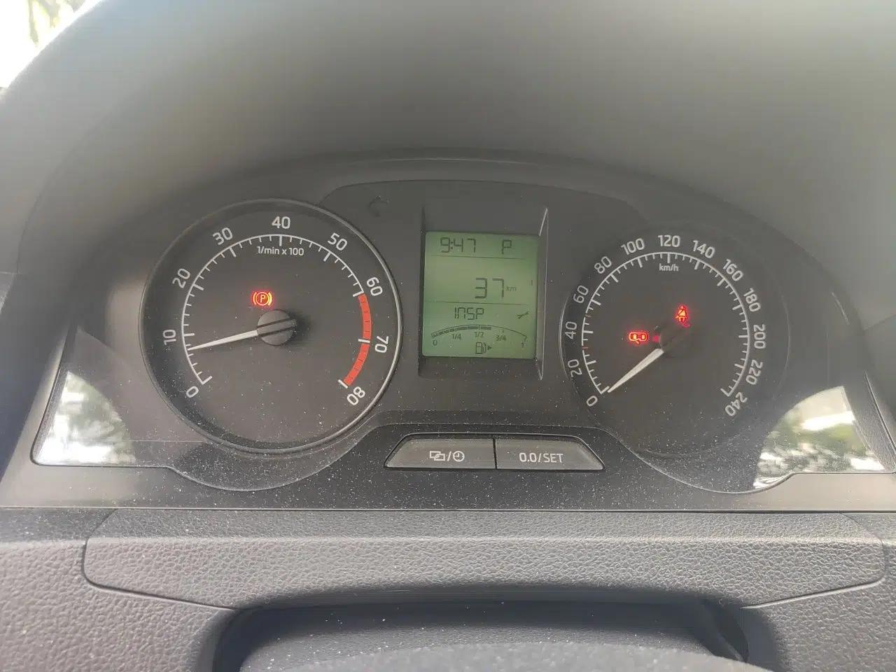 Skoda Rapid 2015 1.6L Automatic Smart Selection Model — миниатюра 11